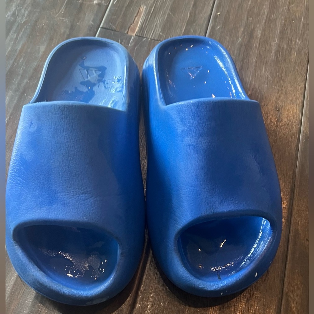 Mens adidas Yeezy slides size 9-10
